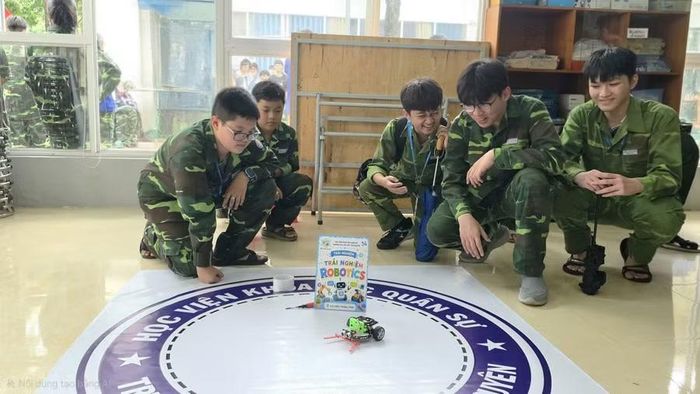 Ngay sau lễ khai giảng, học sinh Trường THCS - THPT Tây Nguyên tham gia trải nghiệm các hoạt động STEM. (Ảnh: HL)