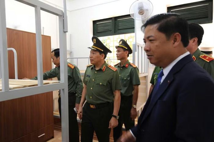Thứ trưởng Bộ Công an Lê Văn Tuyến và Bí thư Tỉnh ủy Lương Nguyễn Minh Triết thăm khu vực nội trú của học sinh tháng 6/2026. (Ảnh: TT)