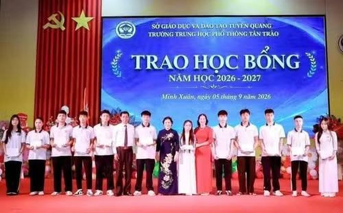 Hội Khuyến học tỉnh Tuyên Quang trao học bổng cho các em học sinh Trường THPT Tân Trào.