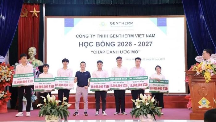 Đại diện Công ty Gentherm Việt Nam trao học bổng cho sinh viên tại Lễ khai giảng năm học 2026-2027.