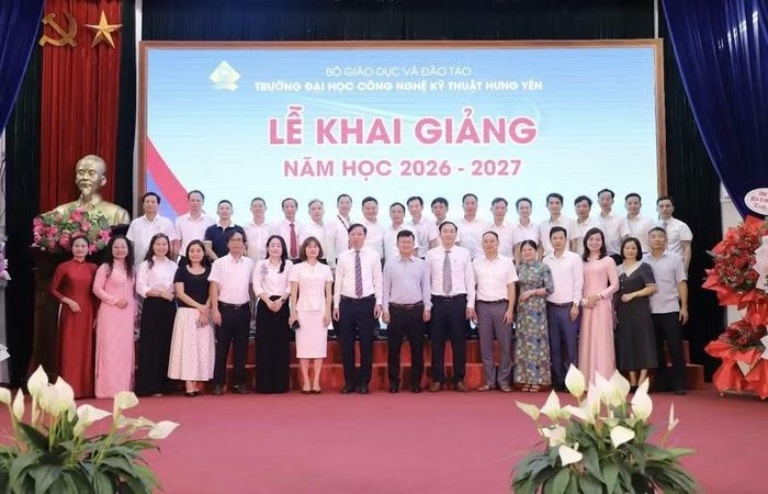 Cán bộ, giảng viên Trường Đại học Công nghệ Kỹ thuật Hưng Yên chụp ảnh lưu niệm tại Lễ khai giảng năm học 2026-2027.