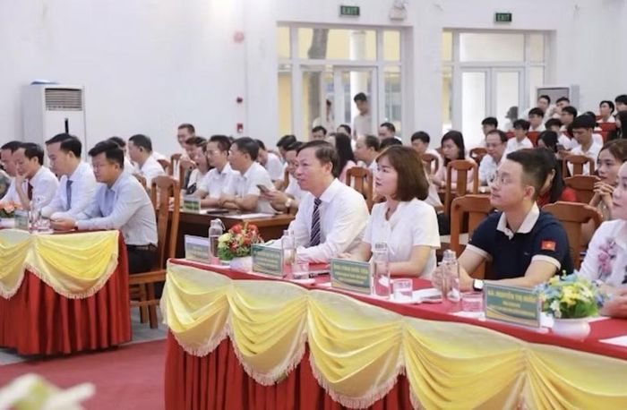 Đại biểu khách mời, doanh nghiệp, cán bộ, giảng viên tham gia Lễ khai giảng.