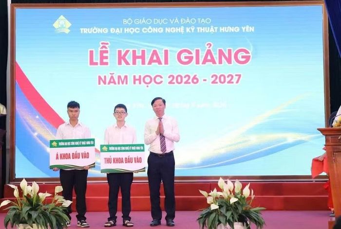 PGS.TS Bùi Trung Thành, Bí thư Đảng ủy, Hiệu trưởng Nhà trường trao học bổng cho Thủ khoa và Á khoa đầu vào năm học 2026-2027.