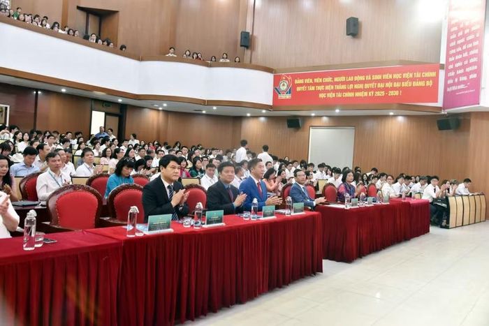 Các đại biểu dự khai giảng ở trụ sở chính Hà Nội.