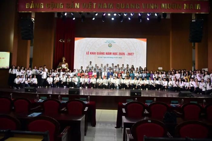 Các đại biểu và thầy trò Học viện Tài chính chụp ảnh lưu niệm.