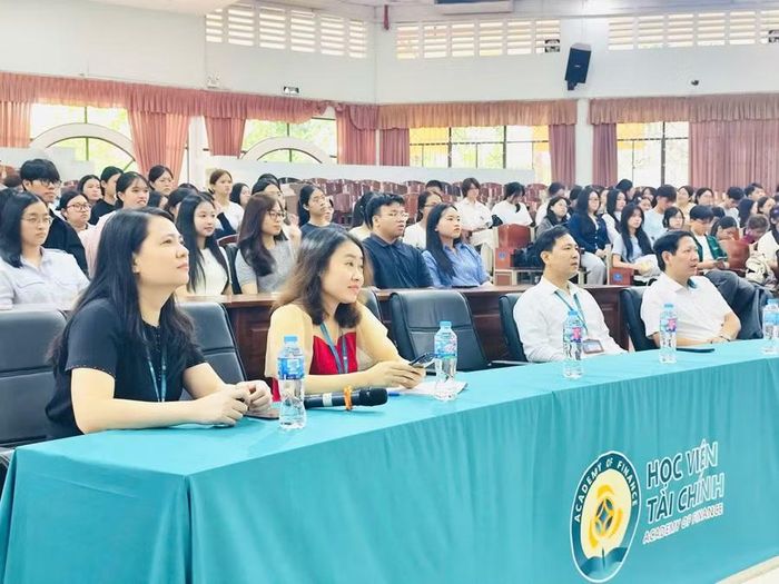 Thầy trò Học viện Tài chính tại phân hiệu TPHCM dự lễ khai giảng năm học mới 2026-2027.