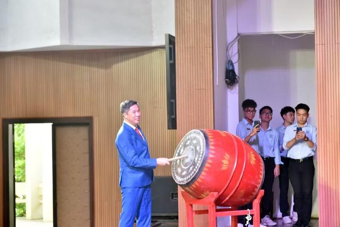 NGƯT.PGS.TS Nguyễn Đào Tùng - Giám đốc Học viện Tài chính đánh trống khai giảng năm học mới.