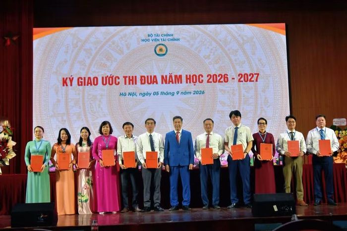 Đại diện của 11 đơn vị trong Học viện Tài chính thực hiện nghi thức ký giao ước thi đua năm học 2026-2027.