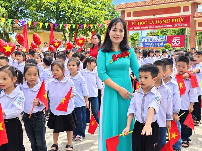 Cô và trò Trường Tiểu học Bắc Vũ Dương trong không khí phấn khởi chào đón năm học mới.
