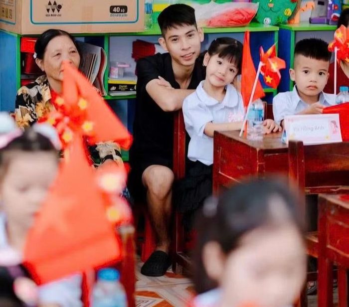 Phụ huynh nán lại, dõi theo con trong những hoạt động đầu tiên tại lớp học.