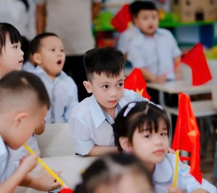 Ánh mắt tò mò, đôi chút bỡ ngỡ của những học sinh lớp 1 khi làm quen với lớp học mới.