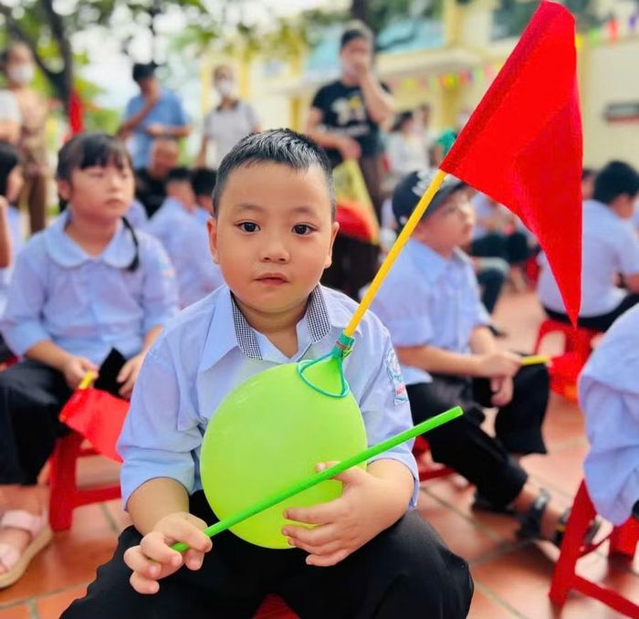 Ánh mắt trong veo, đôi chút bỡ ngỡ của một “tân binh” lớp 1 trong ngày khai giảng đầu tiên ở bậc tiểu học.