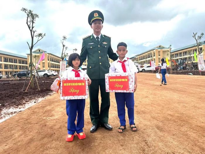 Con nuôi Đồn Biên phòng nhận quà đầu năm học.