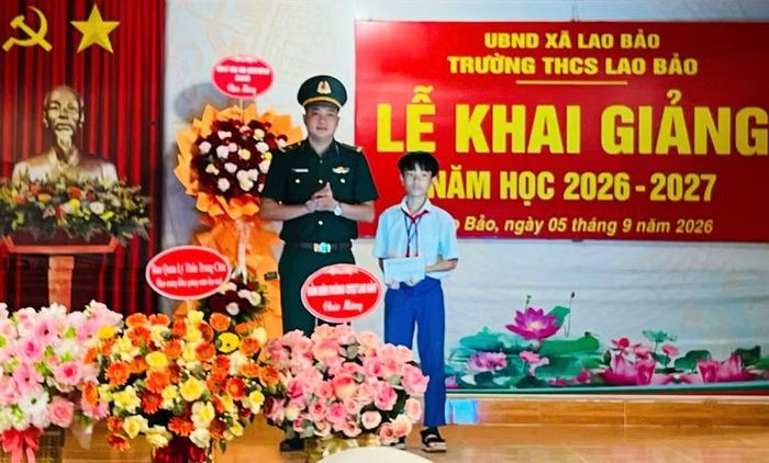 Đồn Biên phòng Cửa khẩu quốc tế Lao Bảo tặng quà đến học sinh nhân ngày khai giảng.