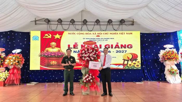 Đại tá Đinh Xuân Hùng Chính ủy BĐBP tỉnh Quảng Trị tặng máy in cho trường THCS Lê Lợi xã Phong Nha, tỉnh Quảng Trị.