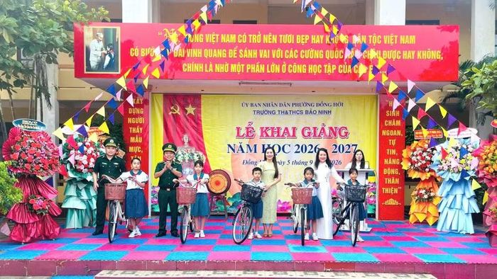 Đồn Biên phòng Nhật Lệ tặng xe đạp cho các cháu học sinh nhân dịp khai giảng năm học mới.