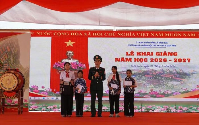 Lãnh đạo Bộ đội Biên phòng tặng quà đến học sinh Trường phổ thông nội trú TH&THCS Dân Hoá.