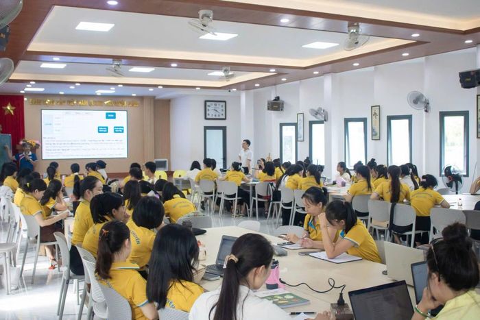 100% cán bộ, giáo viên nhà trường được tập huấn chuyên môn, nghiệp vụ trước khi bước vào năm học 2026-2027. (Ảnh: NT)