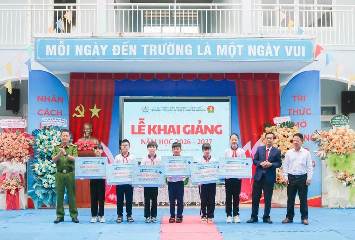 Vinh danh và trao thưởng cho học sinh đạt thành tích cao tại các kỳ thi, cuộc thi. (Ảnh: NT)