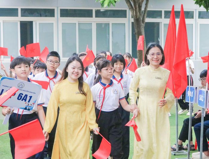 Nghi thức chào đón học sinh đầu cấp. (Ảnh: NT)