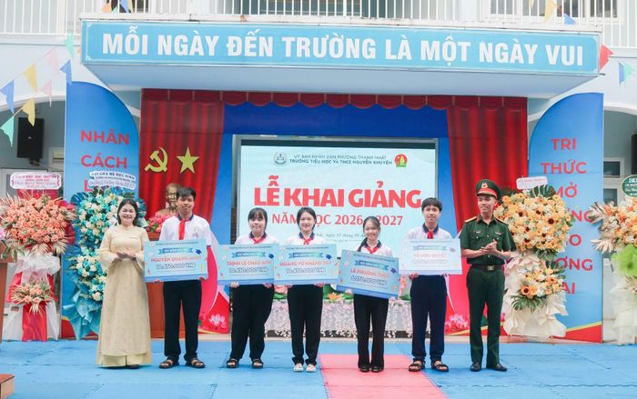 Vinh danh học sinh đạt thành tích cao trong năm học trước làm động lực cho năm học 2026-2027. (Ảnh: NT)