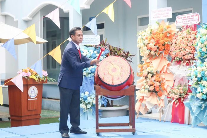 Ông Vũ Thiện Sỹ, Chủ tịch Hội đồng trường đánh trống khai giảng năm học 2026-2027. (Ảnh: NT)