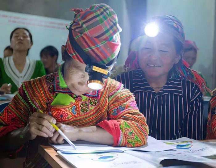 Người dân miệt mài học chữ.