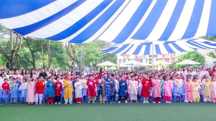 Không khí hân hoan của ngày khai giảng.