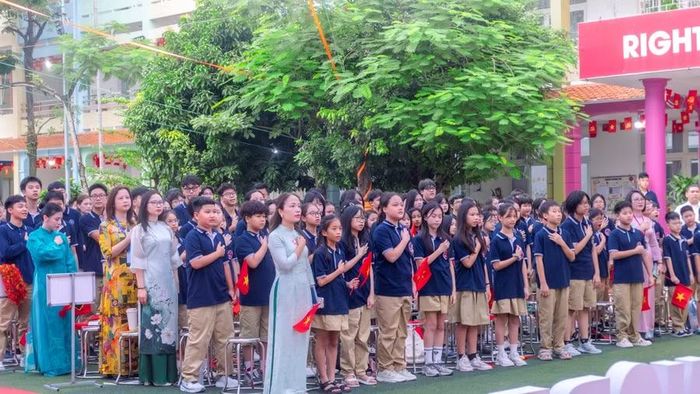 Học sinh Alfred Nobel chào cờ trong lễ tiếp sóng chương trình khai giảng toàn quốc.
