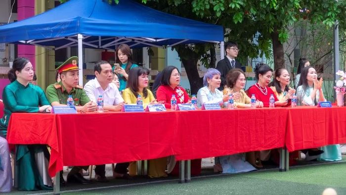 Đại biểu dự khai giảng năm học mới.