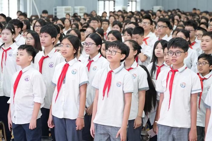  Học sinh Trường THCS Giảng Võ hân hoan chào mừng năm học mới. 