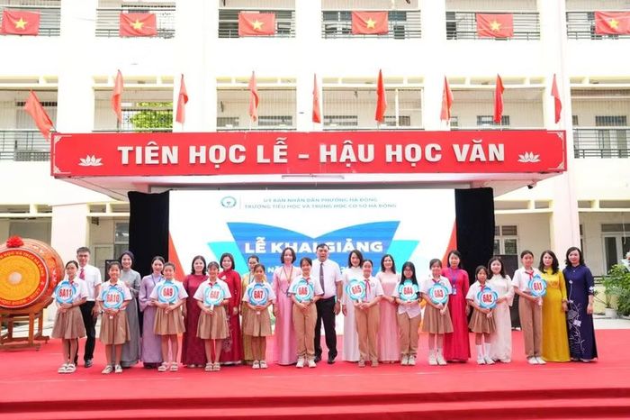 Thầy trò Trường Tiểu học & THCS Hà Đông dự lễ khai giảng năm học mới 2026-2027 với khí thế phấn khởi.