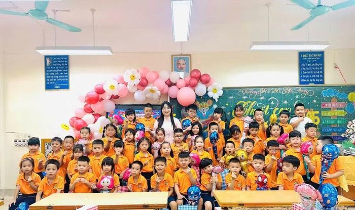 Trẻ lớp 1 tại Trường Tiểu học & THCS Hà Đông hân hoan chào đón năm học mới.