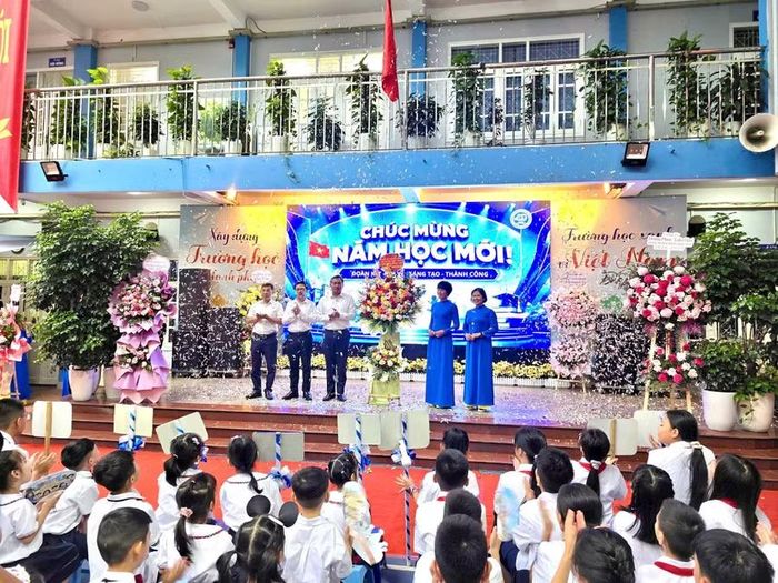 Lãnh đạo phường Hồng Hà tặng hoa chúc mừng nhà trường nhân dịp khai giảng.