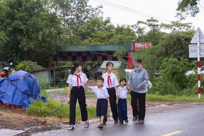 Phụ huynh dẫn các con dự lễ khai giảng tại Trường PTNT Tiểu học và THCS Ea R'vê.