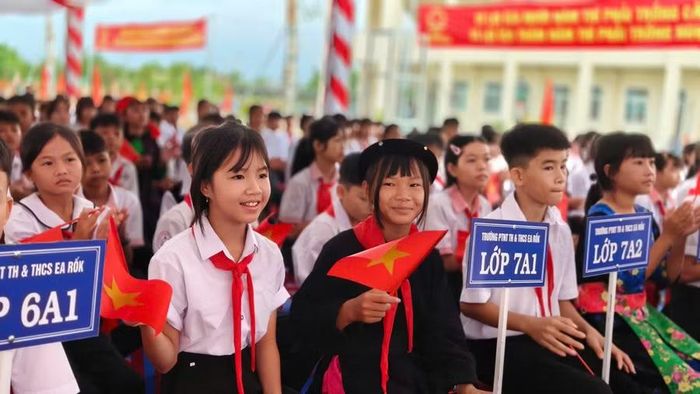 Học sinh tươi cười trong ngày khai giảng.