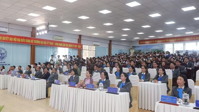 Đại biểu dự lễ khai giảng.