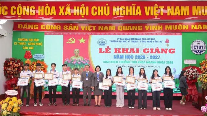 Trao khen thưởng thủ khoa ngành khóa 2026