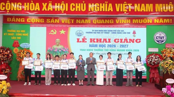 Lãnh đạo Trường ĐH Kỹ thuật - Công nghệ Cần Thơ trao khen thưởng thủ khoa ngành khóa 2026.