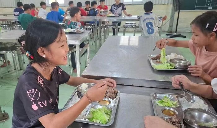 Nụ cười rạng rỡ của học sinh trong bữa ăn trưa ở Trường PTDTBT-THCS Mường Lý.