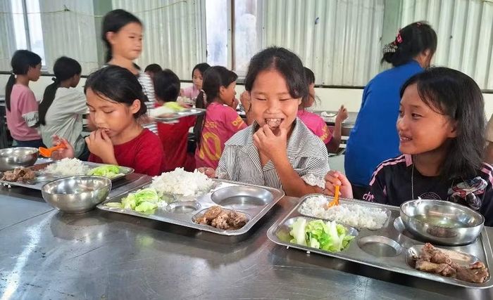 Bữa cơm bán trú ở Trường PTDTBT-THCS Mường Lý khiến học sinh cảm thấy hạnh phúc.