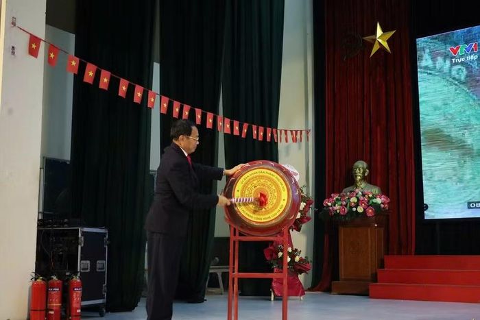 Hiệu trưởng HHT đánh trống khai giảng, chào mừng năm học mới 2026 – 2027 với nhiều thành tựu rực rỡ.