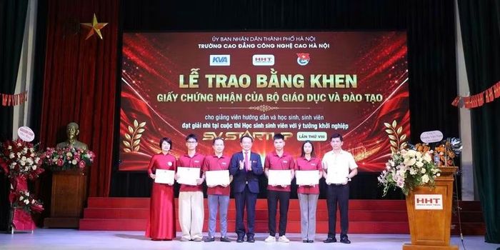 Trao Bằng khen và Giấy chứng nhận của Bộ GD&ĐT cho GV, HSSV đạt giải Nhì Cuộc thi: “HSSV với ý tưởng khởi nghiệp” năm 2026.