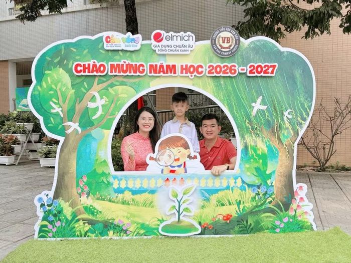 Phụ huynh và học sinh trường TH Vạn Bảo (P. Hà Đông, TP. Hà Nội) ghi lại khoảnh khắc đáng nhớ tại Photobooth Xanh.