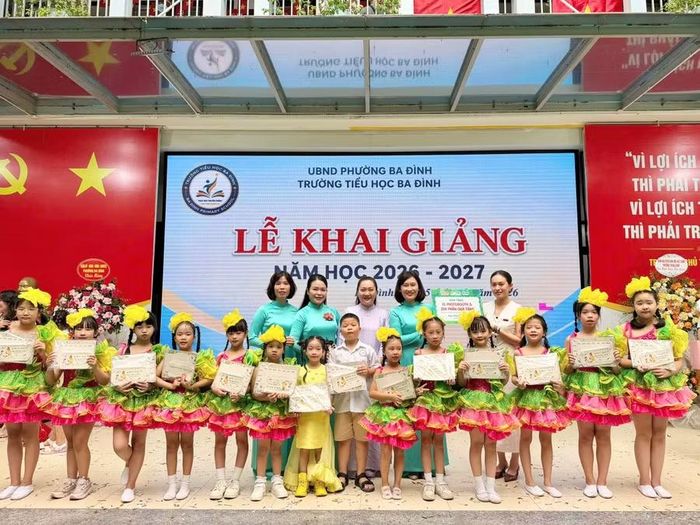 Đại diện Elmich Việt Nam trao tặng 200 phần quà chào mừng năm học mới tới các em học sinh trường TH Ba Đình (P. Ba Đình, TP. Hà Nội).