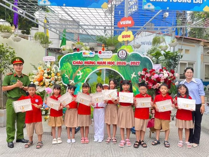 Các phần quà từ chiến dịch “Học đường Xanh - Gieo mầm tương lai” được trao tặng tới các em học sinh trường TH Giáp Bát (P. Tương Mai, TP. Hà Nội).