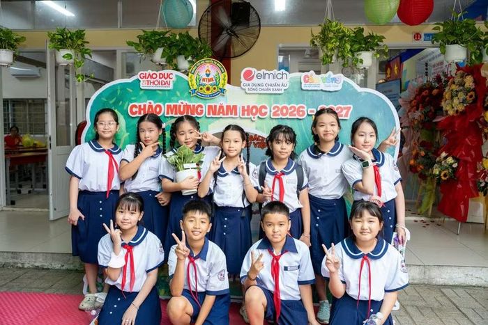 Học sinh trường tiểu học Nguyễn Thị Minh Khai (phường Thông Tây Hội, TP. HCM) hân hoan đón mừng năm học mới.