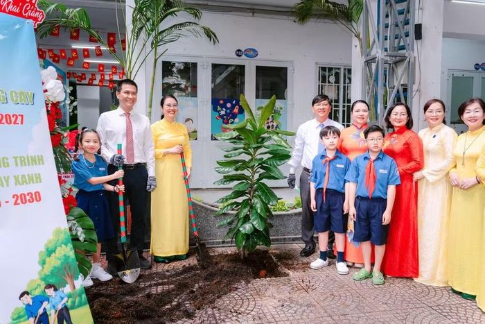 Lễ Khai giảng tại trường TH Hòa Bình (P. Sài Gòn, TP. HCM) lồng ghép Hoạt động phát động trồng cây.