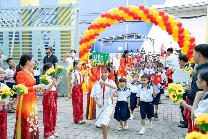 Trường TH Nguyễn Thị Minh Khai (P. Thông Tây Hội, TP. HCM) nồng nhiệt chào đón các em học sinh lớp 1.