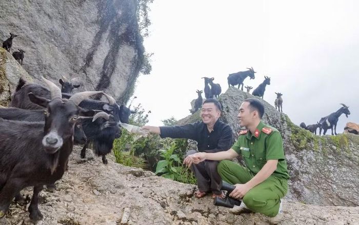 Thượng úy Thèn Đình Tuân và ông Tẩn Quáng Lân.